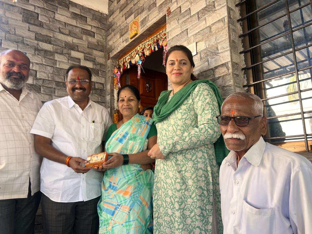 प्रभाग ११ मध्ये भाजपच्या विजयी उमेदवार सौ. प्रियदर्शनी रणजितसिंह भोसले व संदीप चोरमले यांनी मतदारांच्या भेटी घेऊन मानले आभार