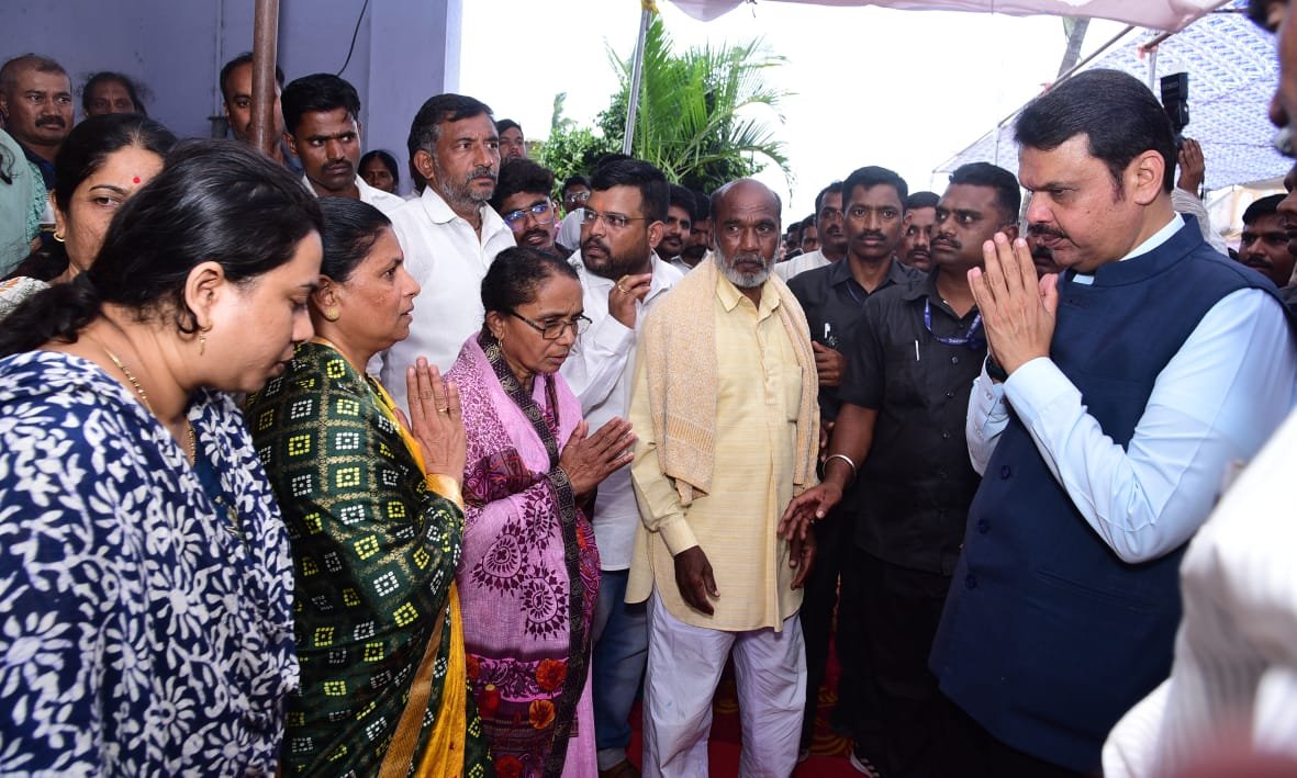 उपमुख्यमंत्री देवेंद्र फडणवीस यांनी केले वीर जवान सूरज यादव यांच्या कुटुंबियांचे सांत्वन