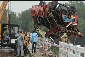 मध्य प्रदेशात एसटी बस दुर्घटनेत १२ जणांचा मृत्यू   सर्व मृतदेहांची ओळख पटली