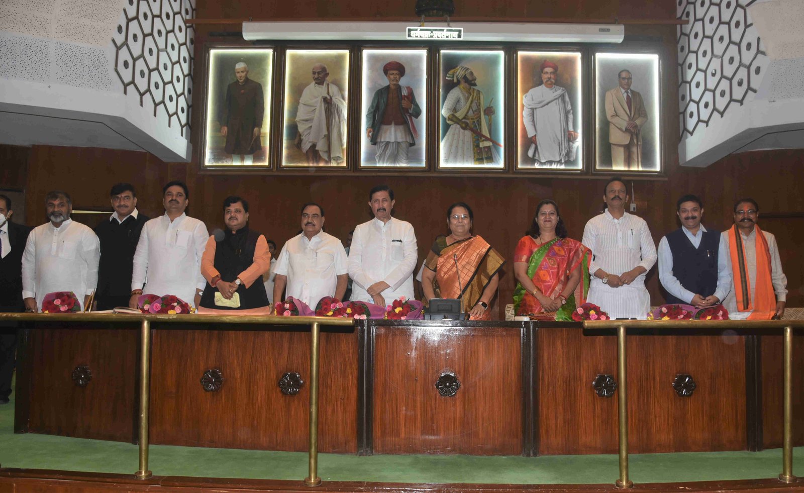 महाराष्‍ट्र विधानपरिषदेवर निर्वाचित झालेल्या दहा सदस्यांना शपथ