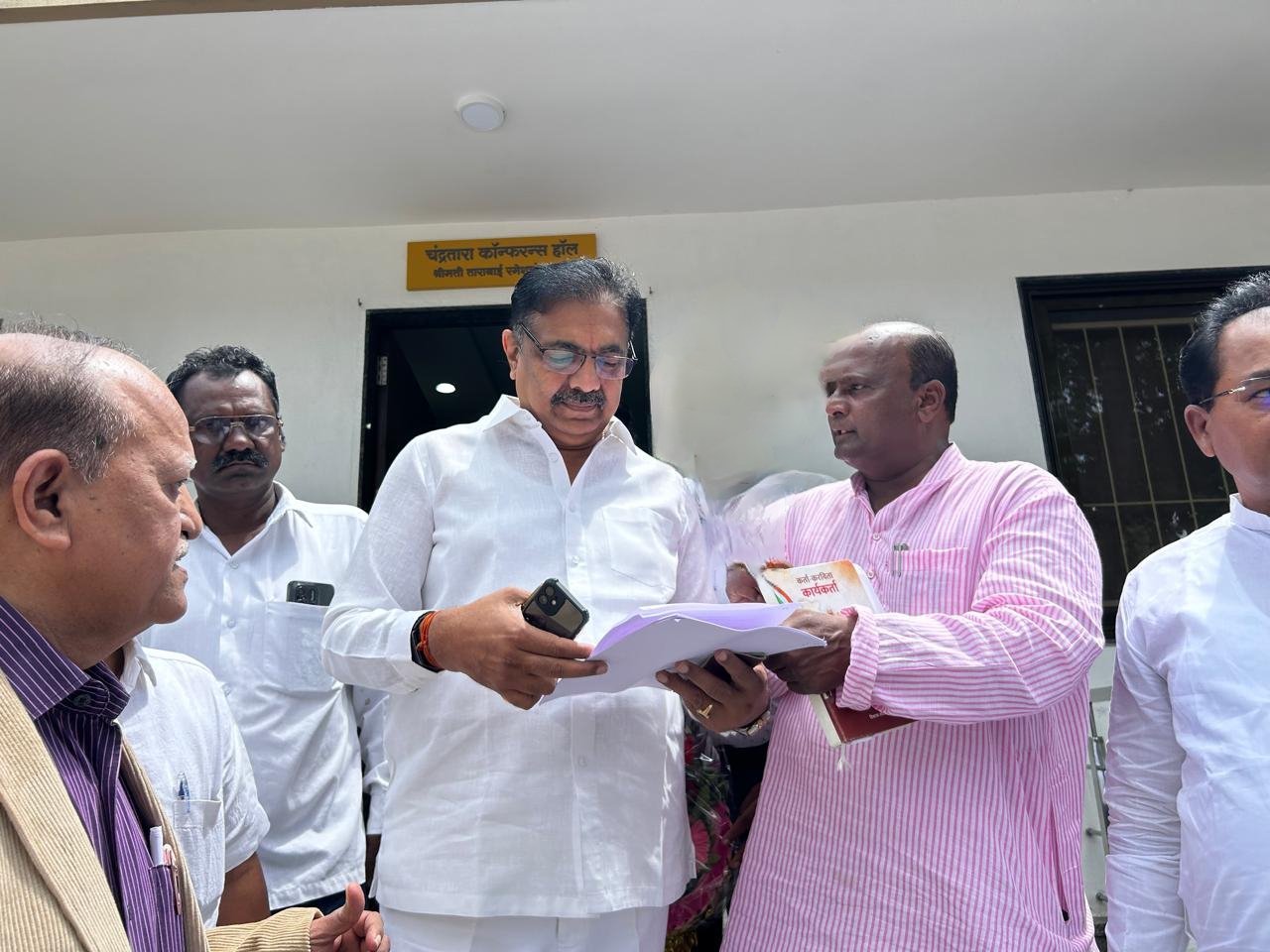 खा. पवार यांच्या तुमचे काय ? नंतर जयंत पाटलांकडून तुम्हीच ? आ.जयंत पाटील - नंदू मोरे यांची भेट 