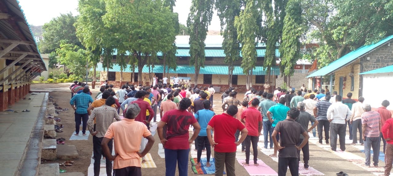 21 जून, आंतरराष्ट्रीय योगा दिनानिमित्त सातारा कारागृहात बंद्यांसाठी योगासन
