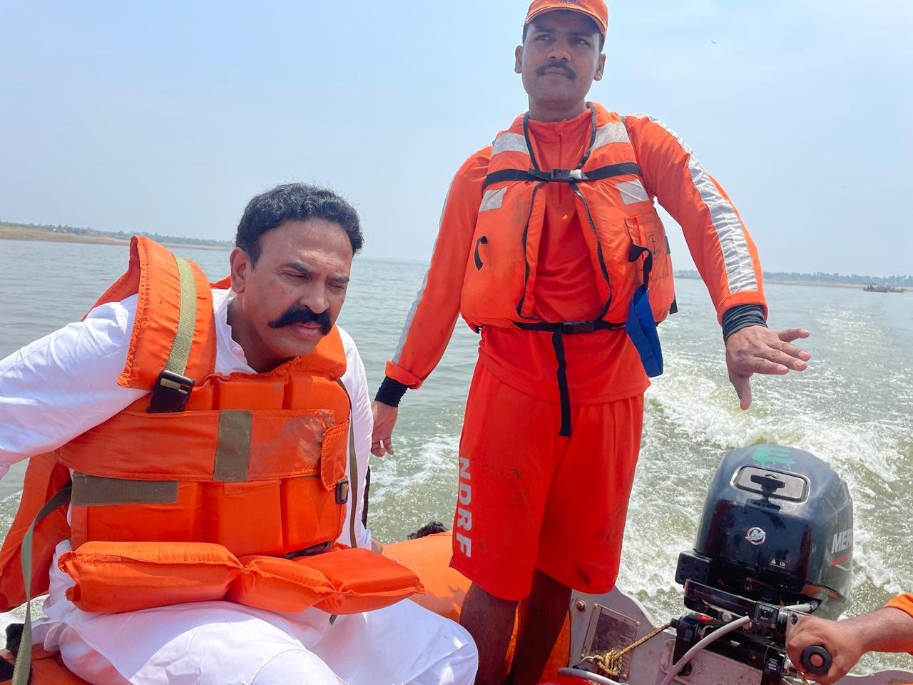 उजनी धरण बोट दुर्घटनेप्रकरणी खासदार रणजितसिंह यांची दुर्घटनास्थळी भेट 