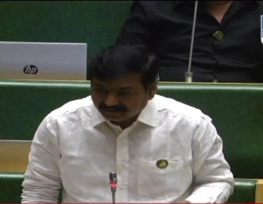 कराडात एसटी कर्मचाऱ्यांचा तहसील कार्यालयावर सहकुटुंब मोर्चा