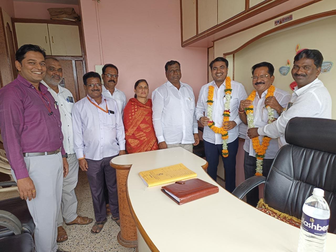 स्वराज पतसंस्थाच्या चेअरमनपदी अमरसिंह ना.निंबाळकर तर व्हॉइस चेअरमन पदी महादेव अलगुडे यांची बिनविरोध निवड