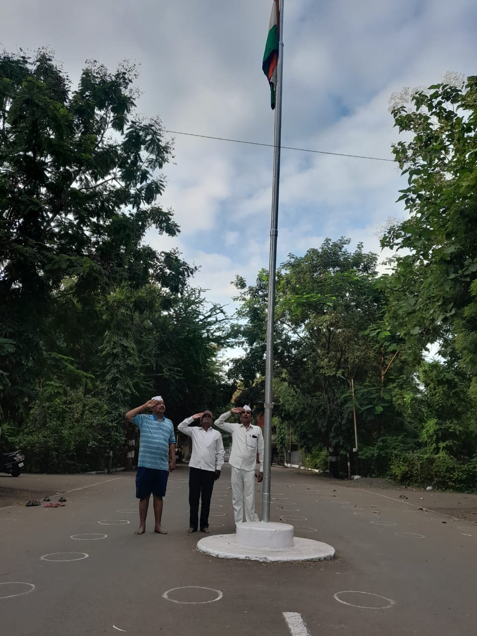 फलटण येथे चड्डीवर अधिकाऱ्यांकडून ध्वज सलामी : राष्ट्रीय ध्वजासह राष्ट्राचा अपमान