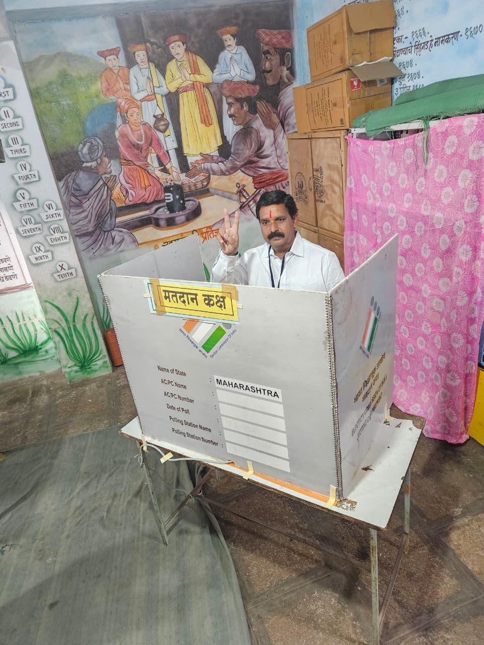 कोळकीत भाजप उमेदवार जयकुमार शिंदे यांनी मतदानाचा हक्क बजावला; मतदारांना उत्स्फूर्त सहभागाचे आवाहन