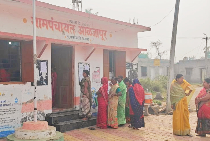 आळजापूर येथे दारूबंदीसाठी मतदान सुरु - 723 महिला बजावणार मतदानाचा हक्क - निवडणूक निर्णय अधिकारी तथा निवासी नायब तहसीलदार अभिजित सोनवणे 