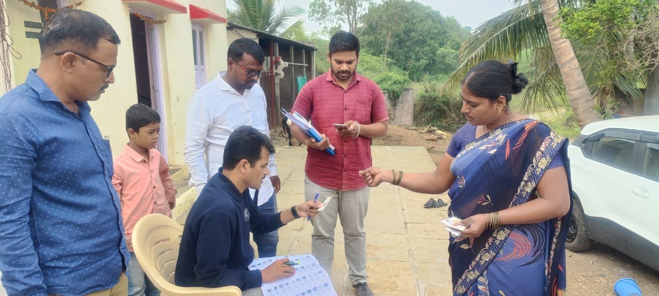 प्रांताधिकारी सचिन ढोले नवतरुण मतदार नोंदणीसाठी ऑनफिल्ड