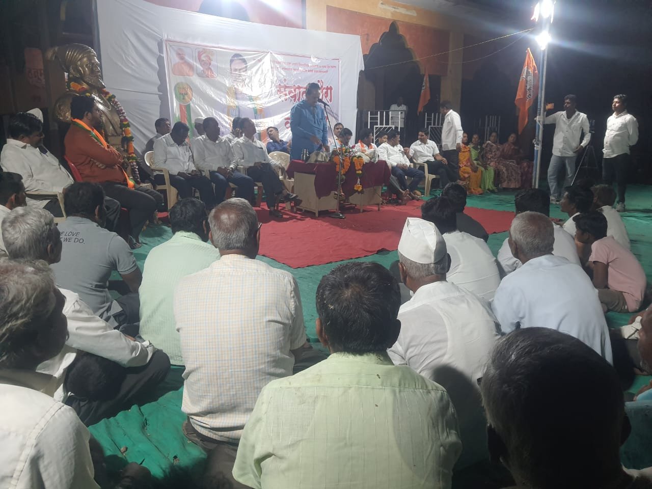 आतून जळताना तो बाहेर आनंद शोधत होता..!