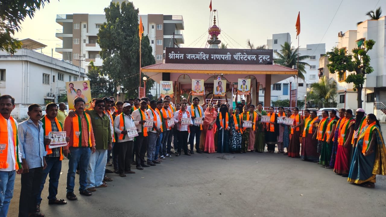 अमितशेठ भोईटे व सौ.रेहाना मोमीन यांच्या प्रचार फेरीत सौ.मनिषाताई समशेरसिंह नाईक निंबाळकर यांनी घर टु घर प्रचार