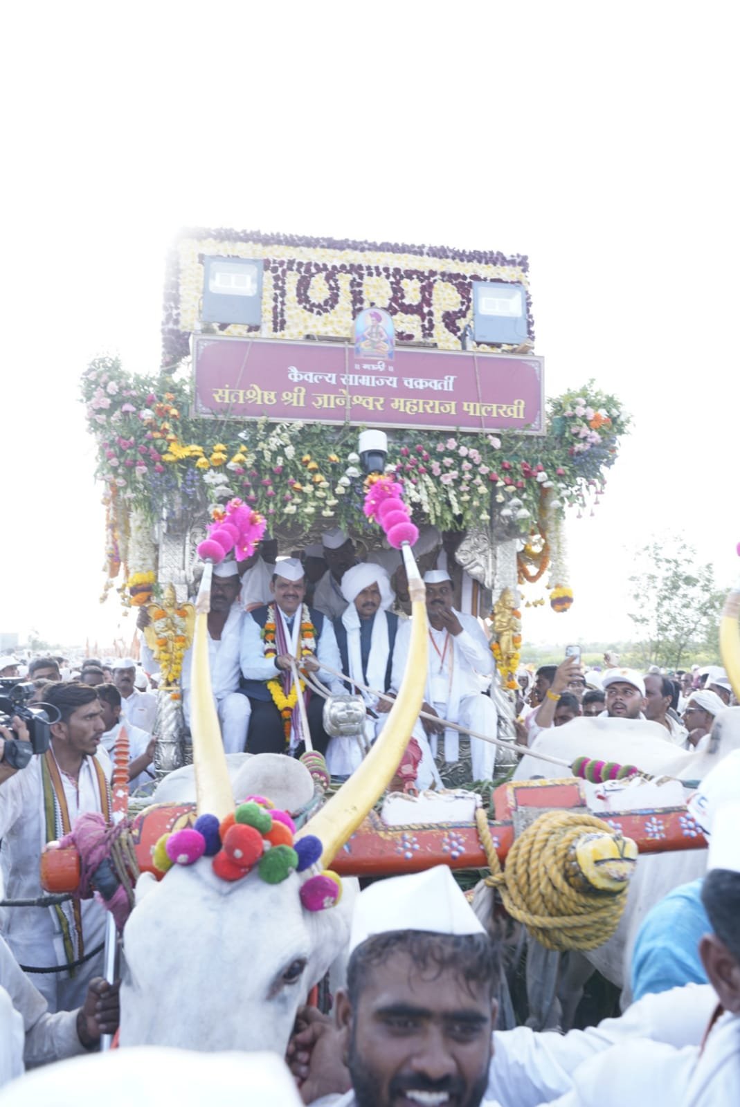 उपमुख्यमंत्री देवेंद्र फडणवीस यांनी  घेतले संतश्रेष्ठ श्री ज्ञानेश्वर माउलींच्या पालखीचे दर्शन