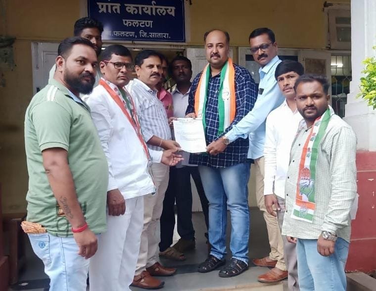 ओला दुष्काळ जाहीर करा : फलटण तालुका काँग्रेस कमिटीच्या वतीने तहसीलदारांना निवेदन 