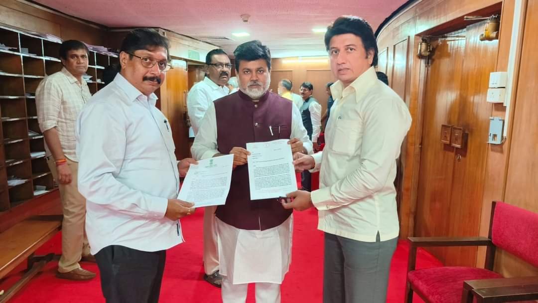 माळशिरस तालुक्यातील सदाशिवनगर येथे मिनी औद्योगिक वसाहतीसाठी उद्योगमंत्री उदय सामंत यांना निवेदन : खासदार धैर्यशील मोहिते -पाटील यांची माहिती 