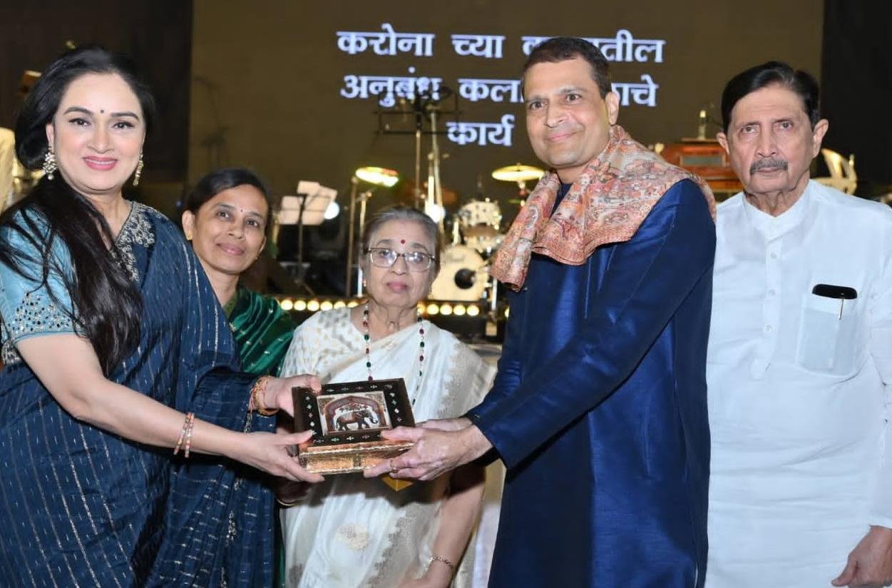 डॉ. प्रसाद जोशी यांचे वैद्यकीय व सामाजिक क्षेत्रातील योगदान अतुलनीय : जेष्ठ पार्श्वगायिका उषा मंगेशकर