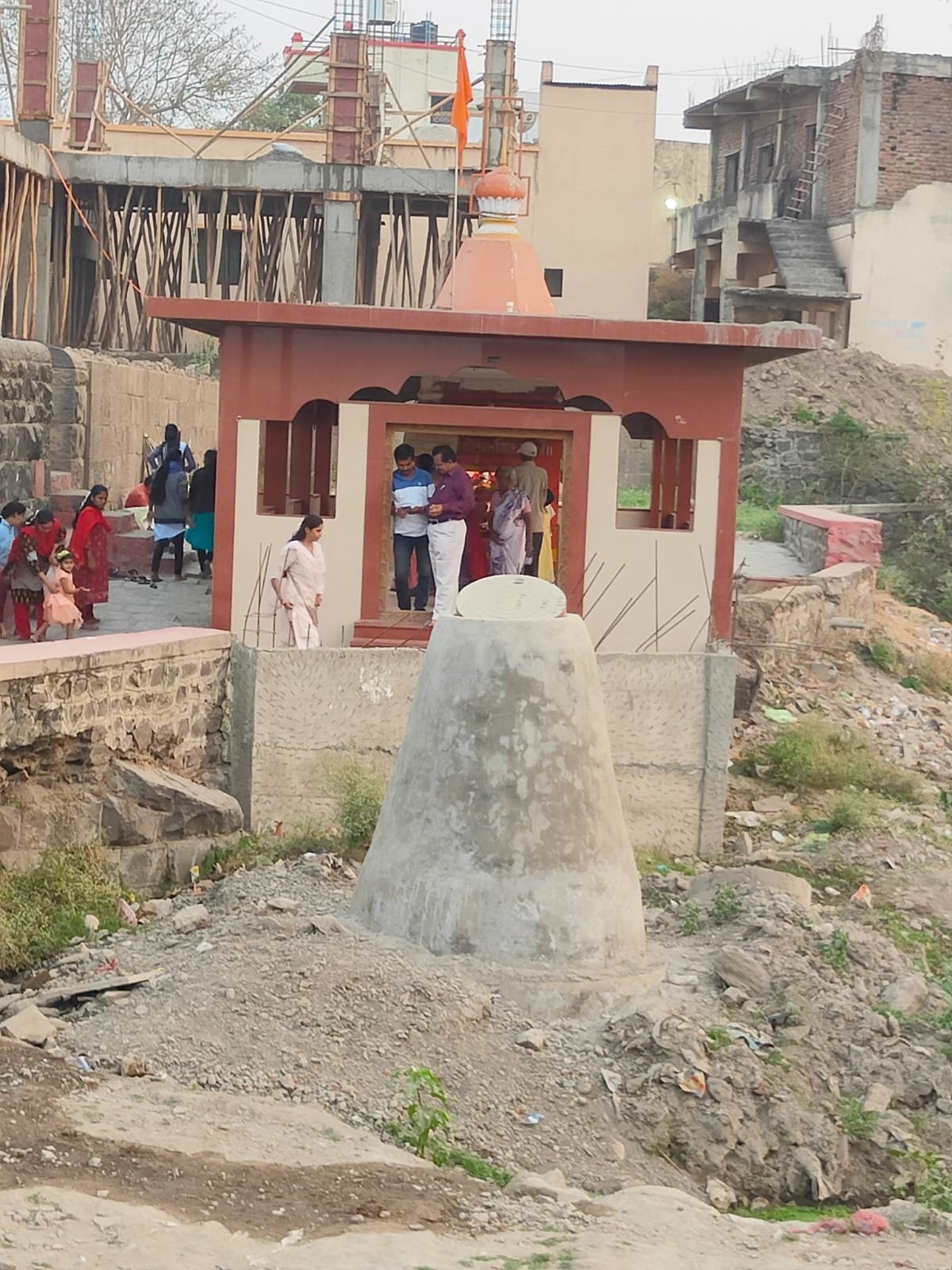 सिद्धिविनायक मंदिराच्या दारात भुयारी गटरचा चेंबर : गणेशभक्तांकडून तीव्र नाराजी 