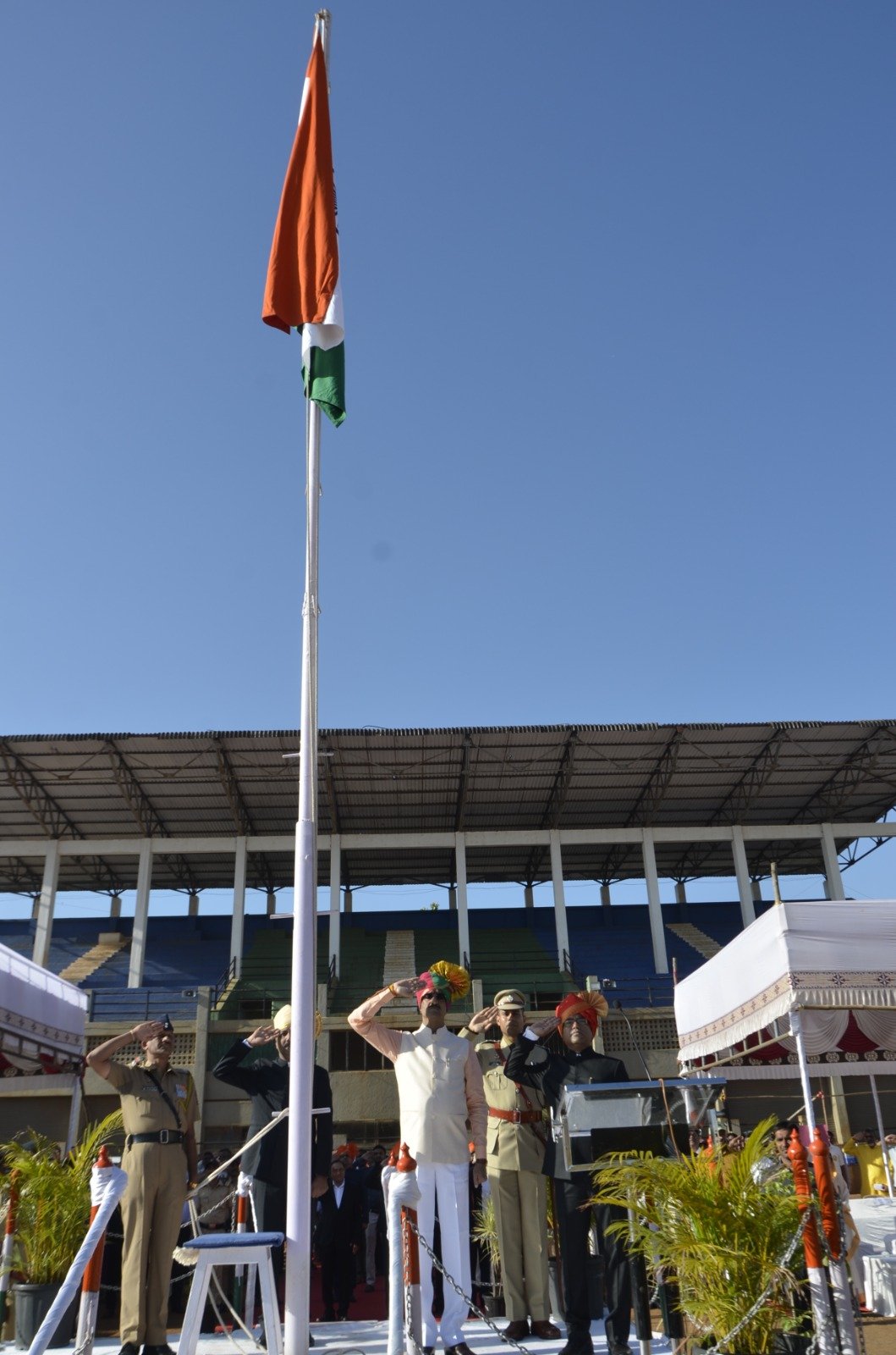 जिल्हाधिकारी कार्यालयात जिल्हाधिकारी रुचेश जयवंशी यांच्या हस्ते ध्वजारोहण