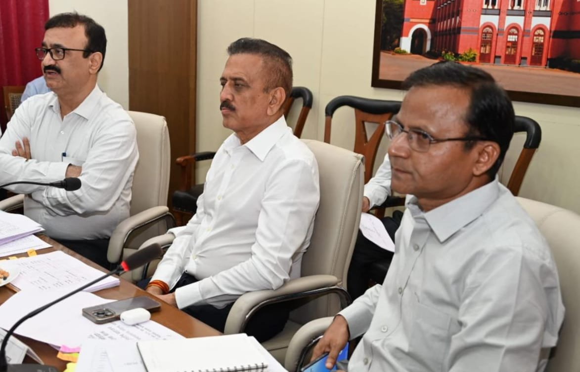 ग्रामविकास मंत्री गिरीष महाजन यांच्याकडून ‘निर्मलवारी’  पूर्वतयारीचा आढावा  स्वच्छ, निर्मल व सुरक्षित वारीसाठी आवश्यक नियोजन करा- गिरीष महाजन