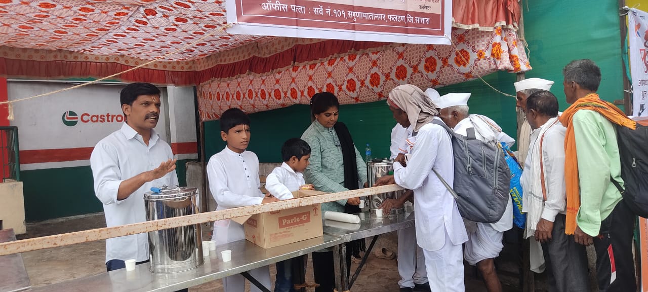 डराडोच्या वतीने  वारकरी माऊलींना मोफत चहा,पाणी आणि बिस्कीट वाटप 