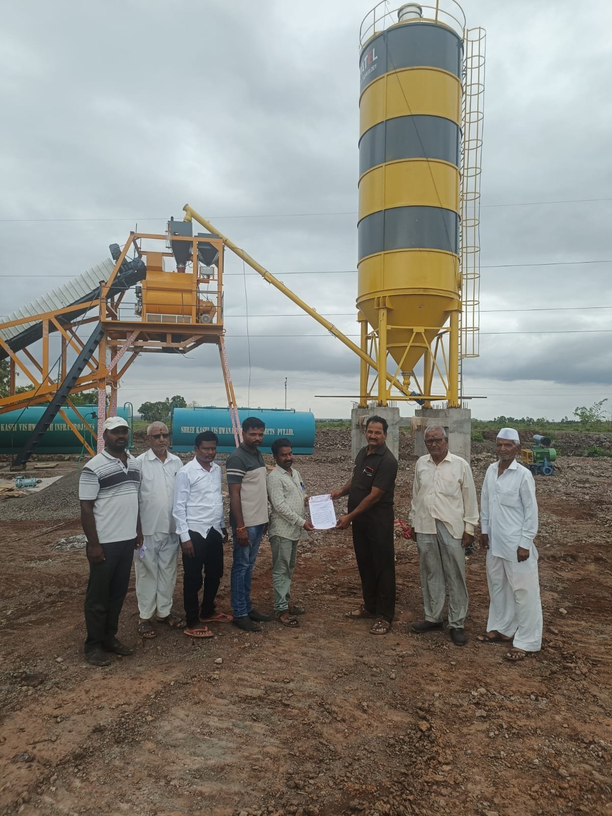 ठेकेदाराने उभारलेल्या विनापरवाना प्लांटला तडवळे ग्रामपंचायतची नोटीस 