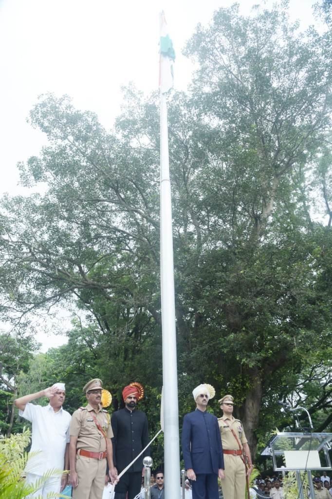 शंभूराज देसाई यांच्या हस्ते मुख्य शासकीय ध्वजारोहण