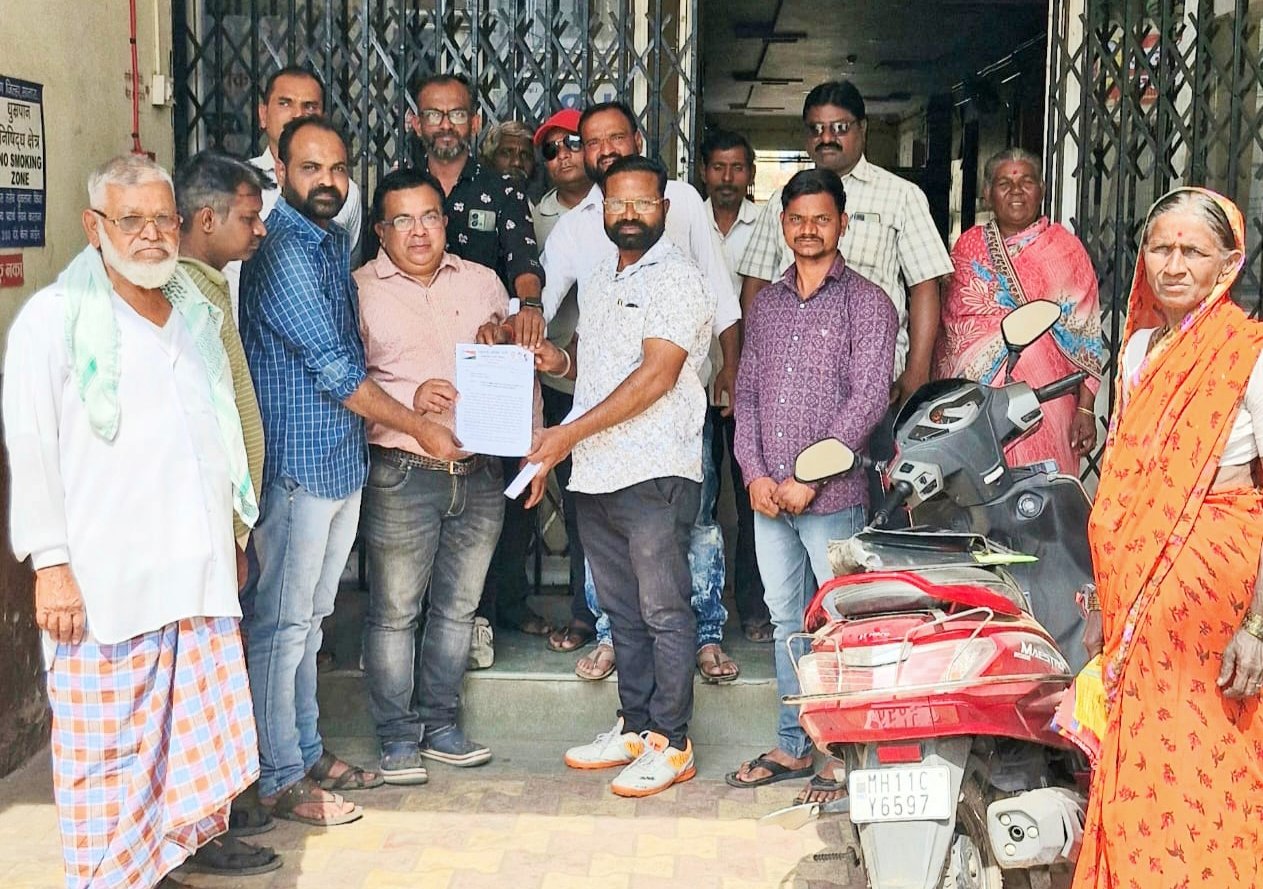 जवळवाडी येथे वादळी पावसाने  घराचे नुकसान 