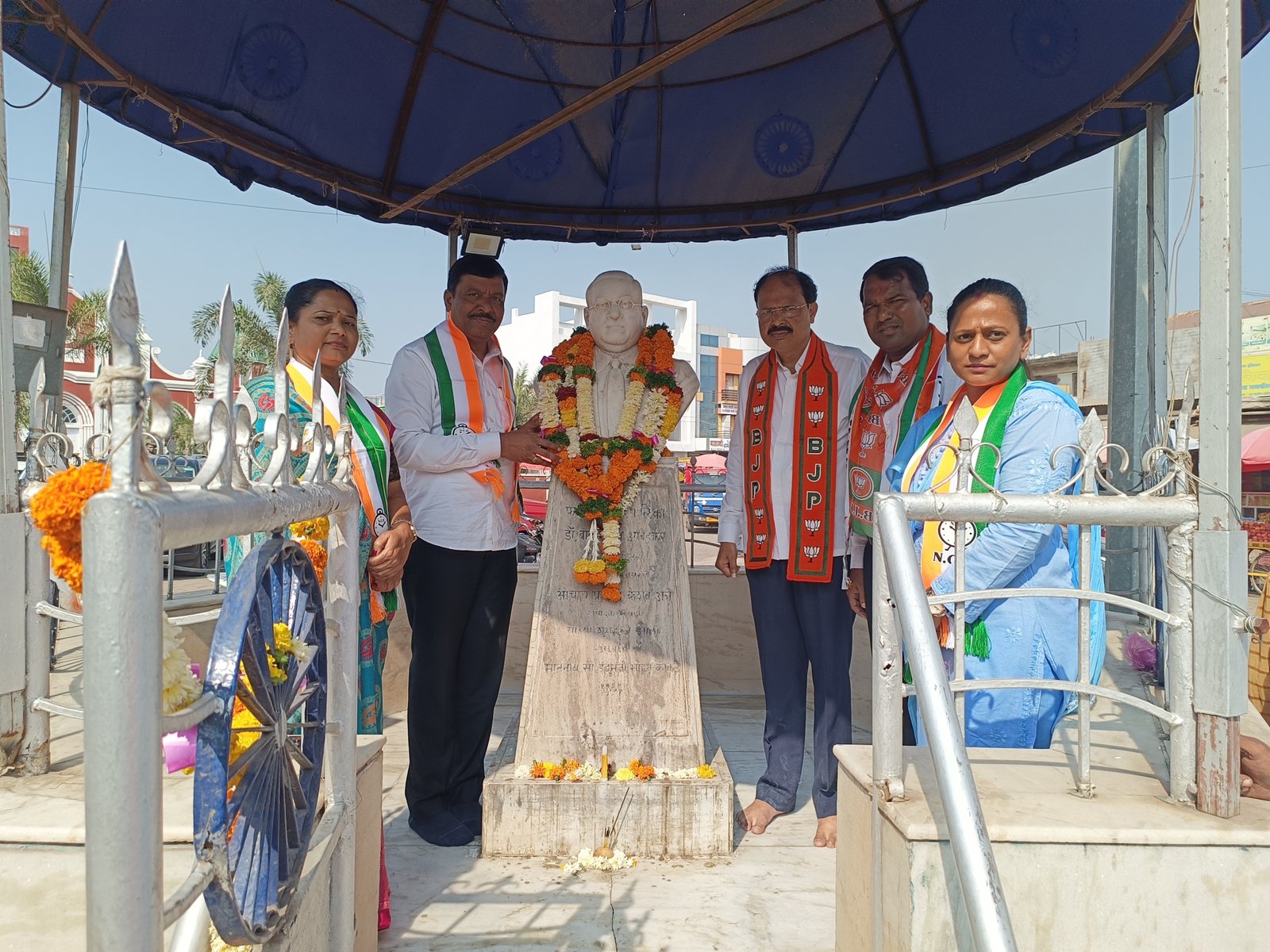 संविधान दिनानिमित्त आमदार सचिन पाटील व  समशेरसिंह नाईक निंबाळकर यांच्याकडून डॉ. बाबासाहेब आंबेडकर पुतळ्यास अभिवादन