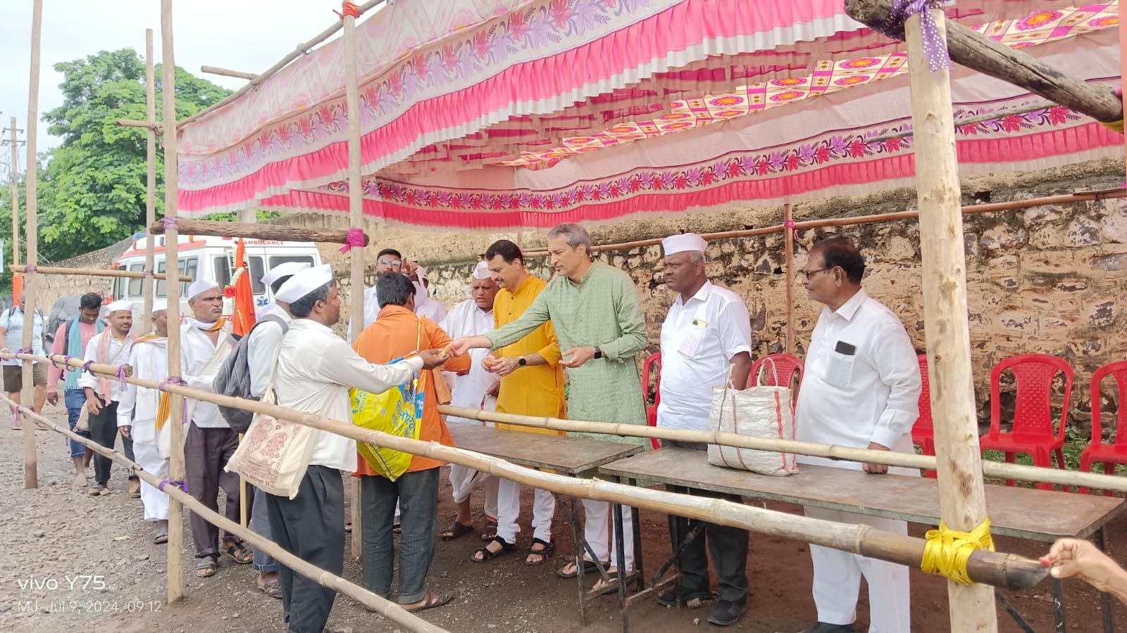 फलटण तालुका वारकरी संघटनेच्या वतीने वारकऱ्यांना शेव-शिवडा वाटप 