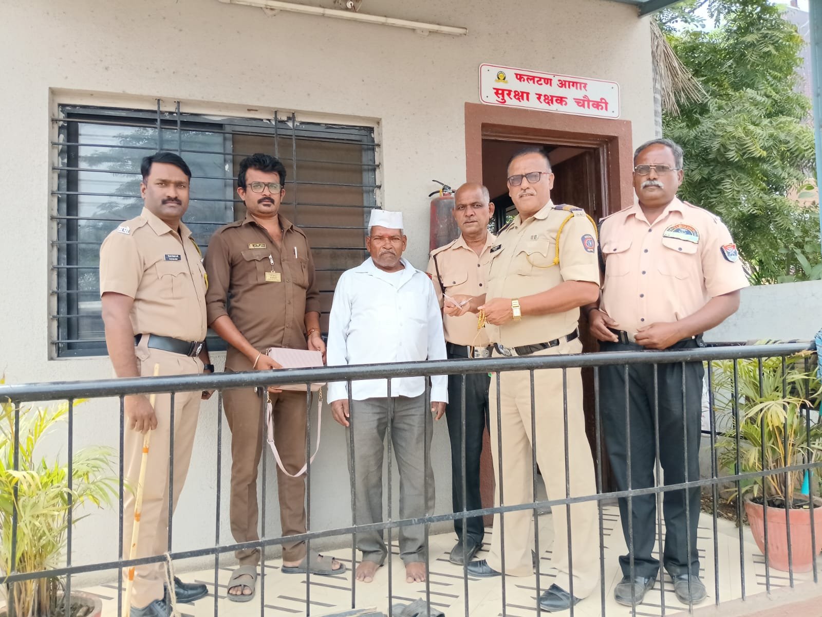 फलटणच्या एसटी चालकाचा प्रामाणिकपणा : सापडलेले तब्बल अडीच लाखांचे सोन्याचे दागिने केले परत