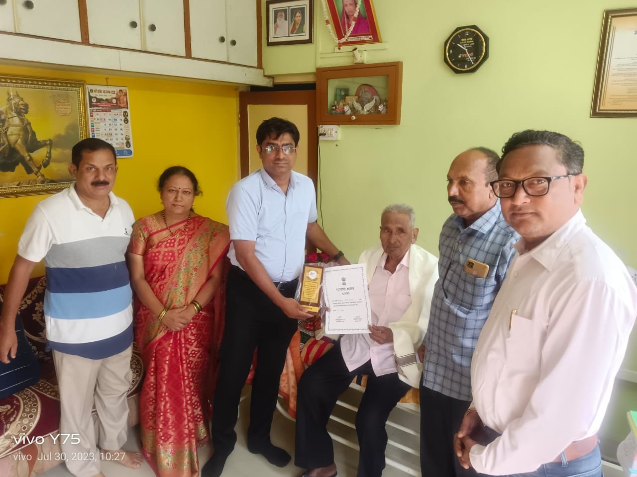 स्वातंत्र्याचा अमृत महोत्सवी  वर्षानिमित्त सातारा तालुक्यातील स्वांतत्र्य सैनिक आणि  त्यांचे जोडीदार यांचा सत्कार