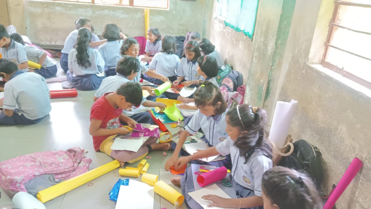 विद्यार्थ्यांनी तयार केलेल्या आकाशकंदील ने दिले मतदान जनजागृतीचा संदेश वाघमोडेवाडी येथील जिल्हा परिषद प्राथमिक शाळेचा अनोखा उपक्रम