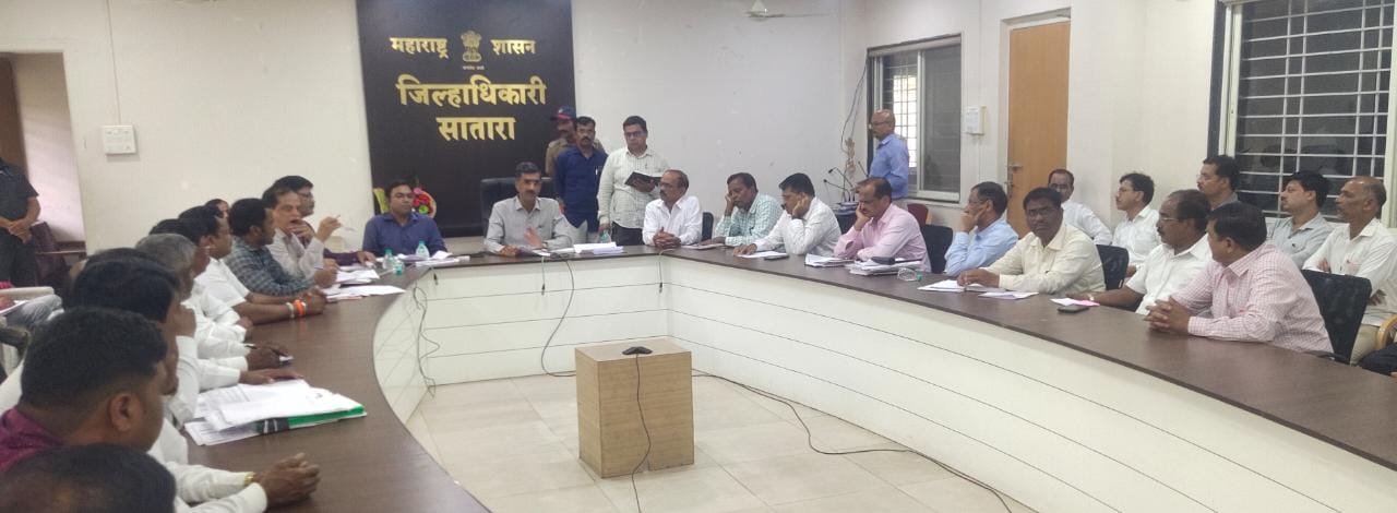 राज्य उत्पादन शुल्क मंत्री शंभूराज देसाई यांनी घेतला जलसंपदा व सार्वजनिक बांधकाम विभागाकडील कामांचा आढावा  