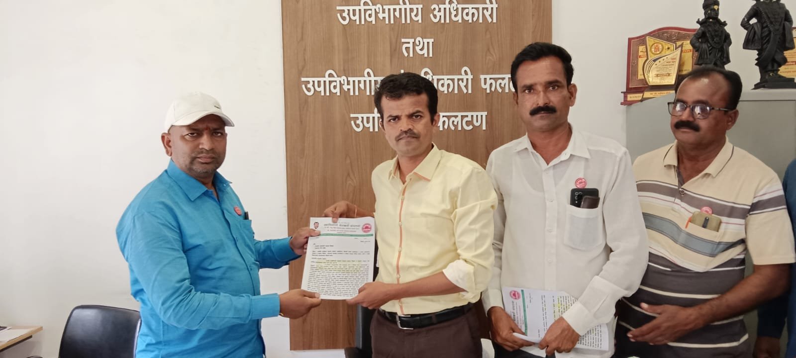 फलटण तहसील कार्यालयातील आर्थिक गैरव्यवहार प्रकरणी स्वाभिमानी शेतकरी संघटनेचे निवेदन  