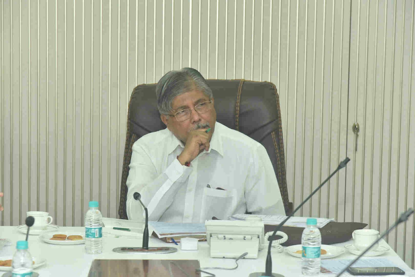 कराड बाजारपेठेत दिवाळीच्या पार्श्वभूमीवर सॅनिटायझर फवारणी