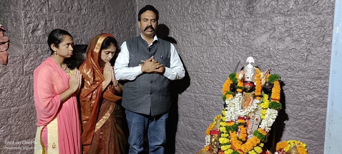 खा. रणजितसिंह ना. निंबाळकर यांनी कुटुंबासह घेतले निमजाई देवीचे दर्शन 