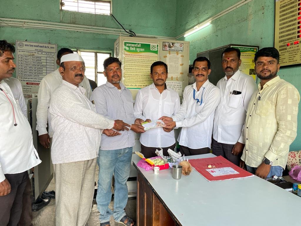 मातोश्री वि.का.स.सेवा सोसायटीच्या वतीने शेतकऱ्यांना कर्जवाटपाचा शुभारंभ