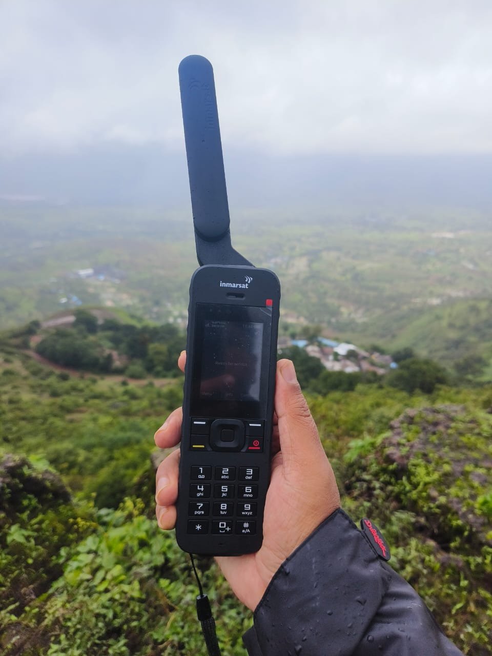 टोळेवाडी ग्रामस्थांनी केला सॅटॅलाइट फोनचा वापर