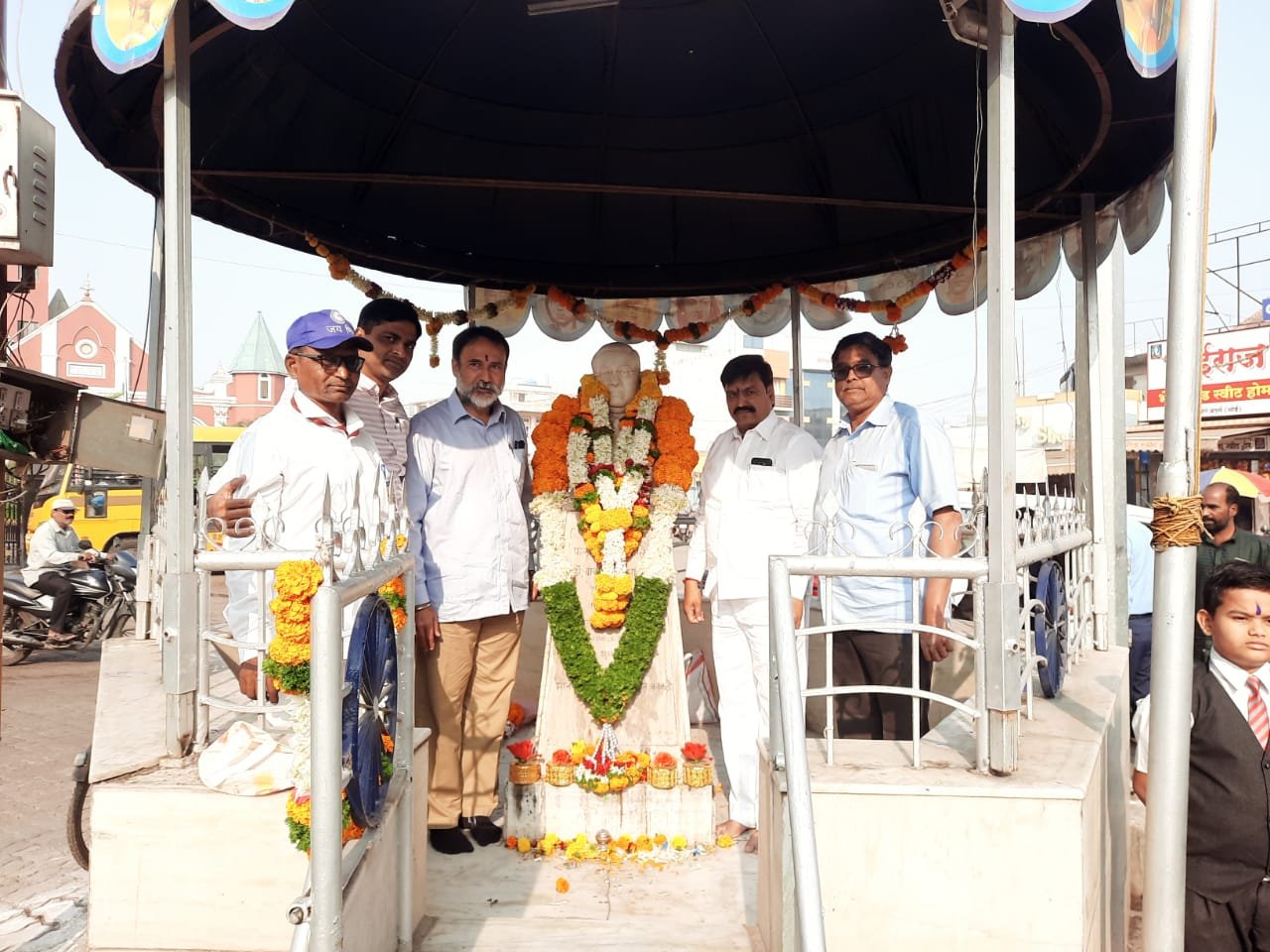 डॉ. बाबासाहेब आंबेडकर यांना फलटण येथे अभिवादन 