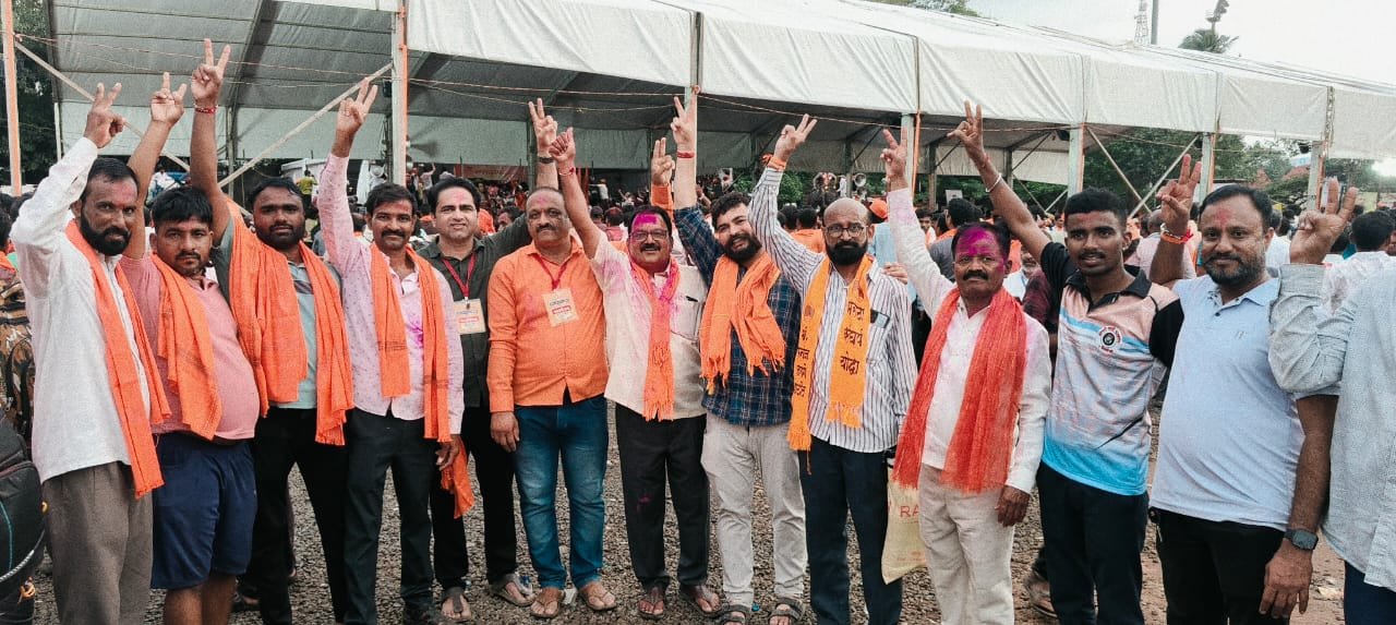 फलटण येथील मराठा बांधवांचा आझाद मैदानावर विजयोत्सव साजरा 