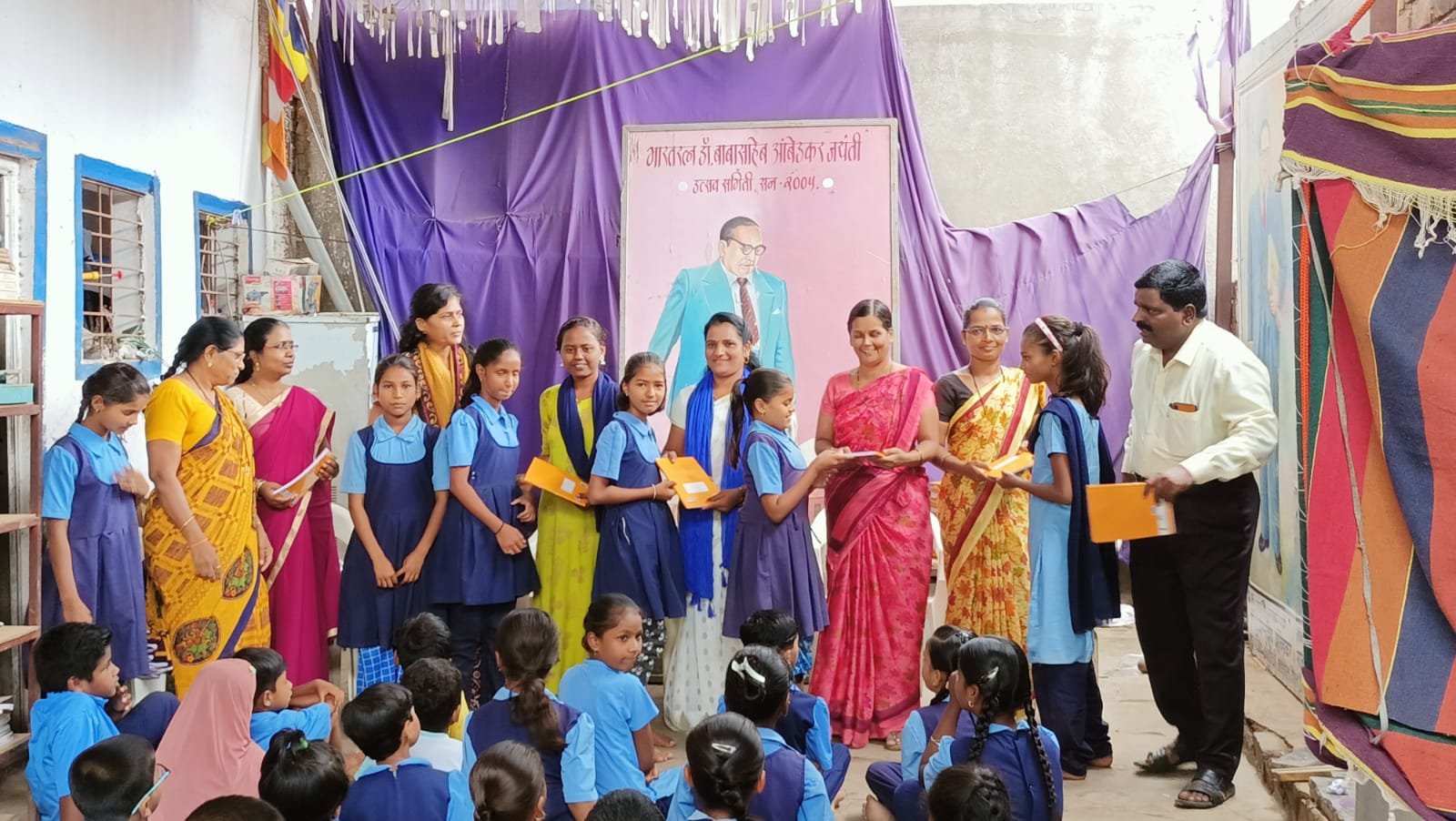 सौ. सपना भोसले यांच्या वतीने विध्यार्थ्यांना शालेय साहित्य वाटप