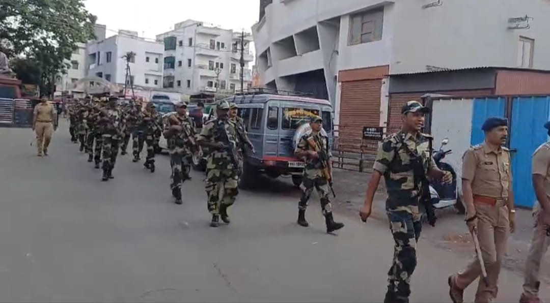  फलटण शहर पोलिस प्रशासनाकडून रूट मार्च 