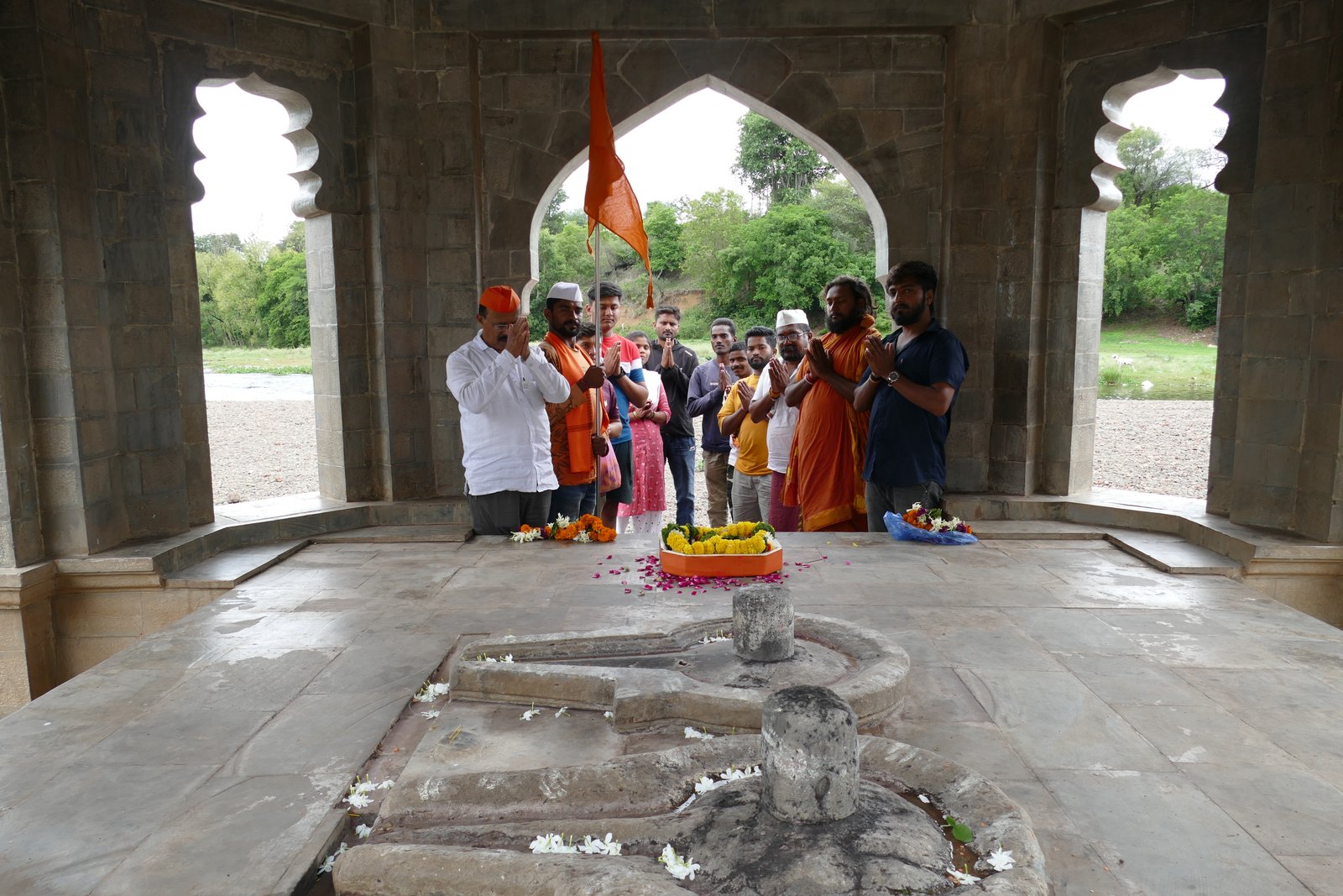 शिवप्रभूंच्या परत पालखीचे राजधानीत स्वागत उपनगराध्यक्ष सुहास राजेशिर्के यांनी महाराणी येसूबाई यांच्या समाधीस्थळी घडवली भेट