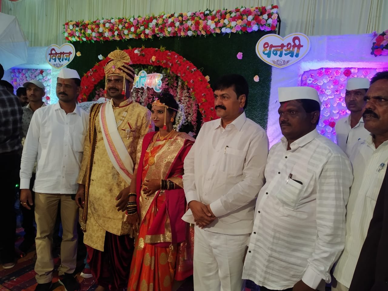 सौ. धनश्री व श्री. विराज या नव दामपत्यास आमदार दिपकराव चव्हाण यांच्या शुभेच्छा 