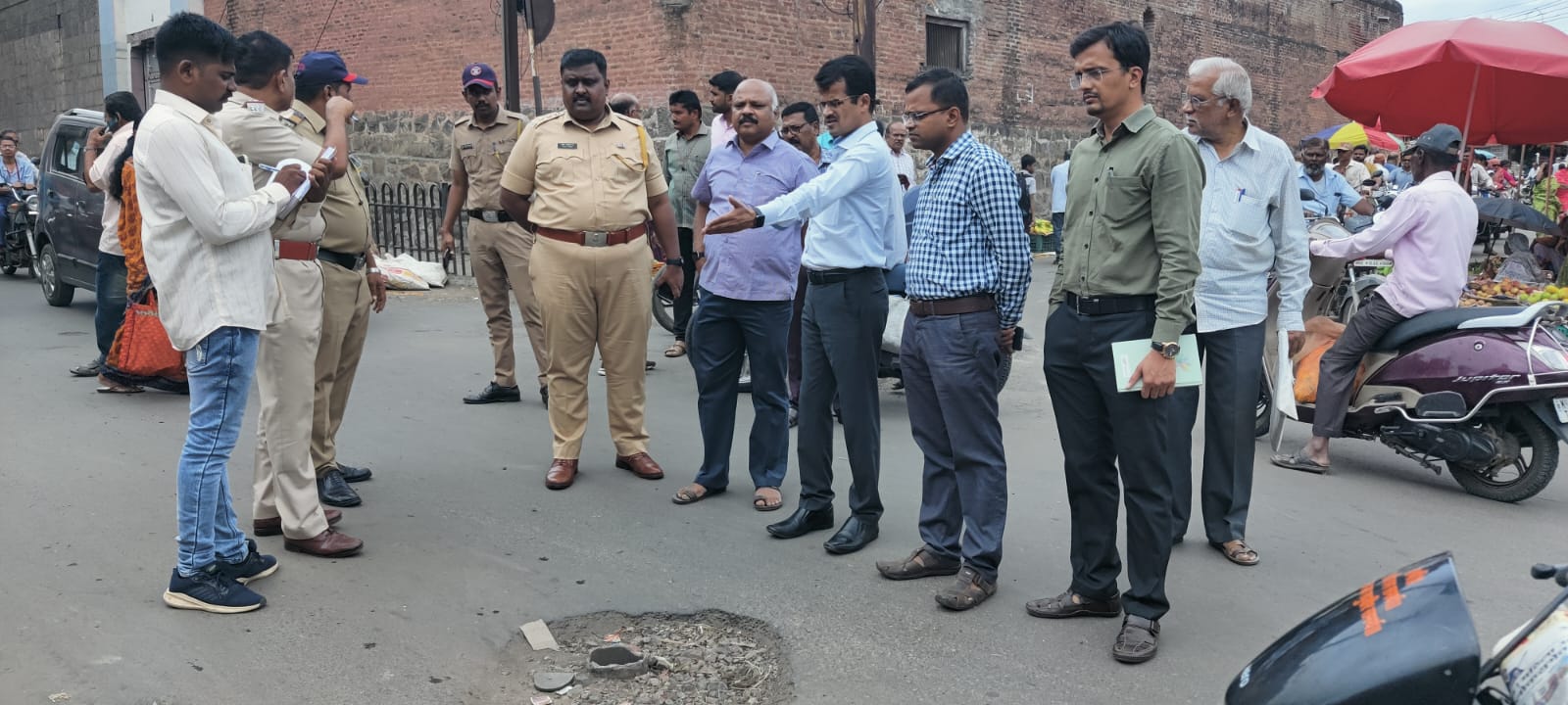 माणदेशी फौंडेशनच्यावतीने कोरोना रुग्णांना फळे व खाऊ वाटप