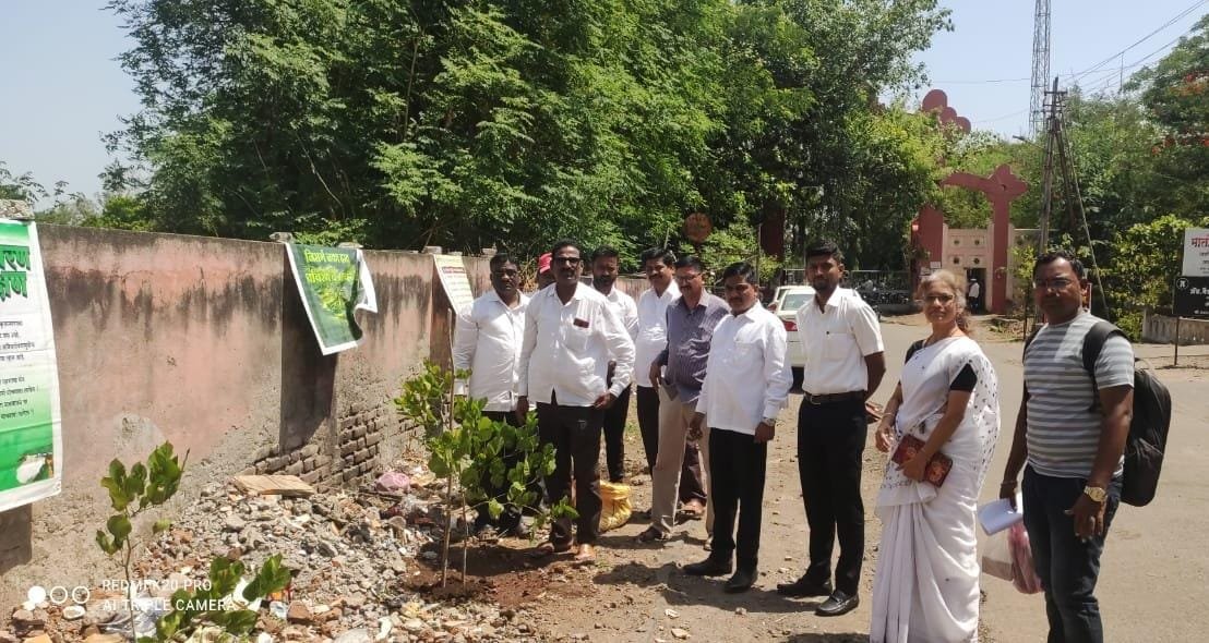अधिवक्ता परिषद फलटण यांच्यावतीने झाडांचा वाढदिवस साजरा