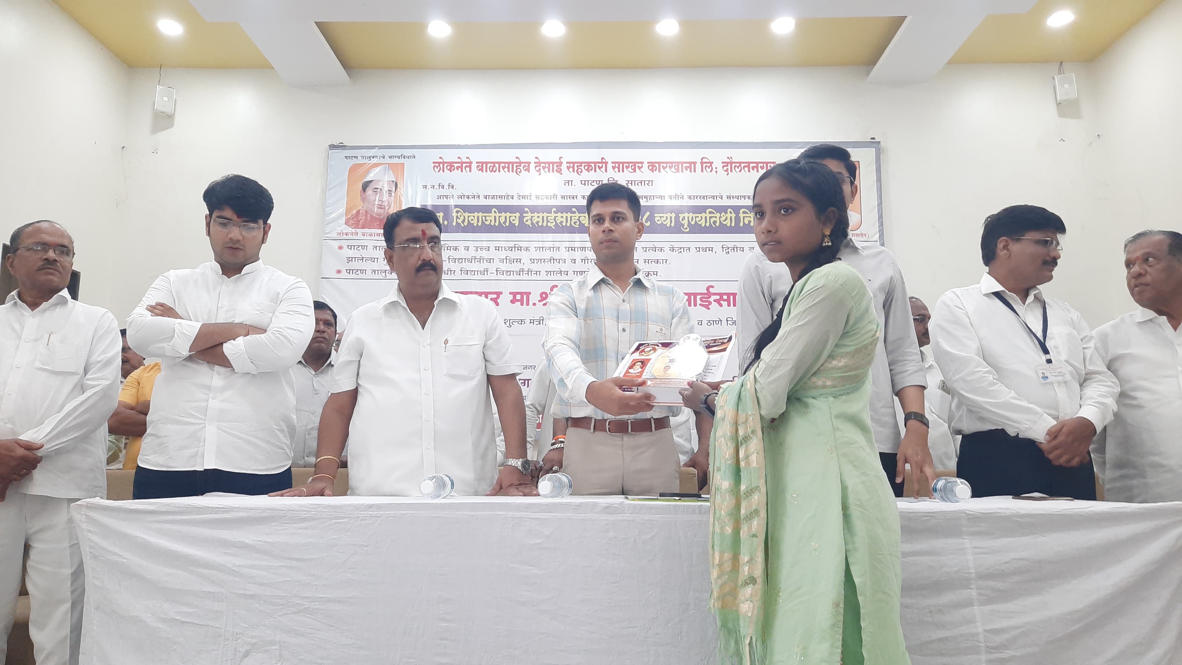 स्व. शिवाजीराव देसाई यांच्या 38 व्या पुण्यतिथी निमित्त गुणवंत विद्यार्थ्यांचा सत्कार विद्यार्थ्यांनी त्यांना आवड असणाऱ्या क्षेत्रात करिअर करावे - पोलीस अधिक्षक समीर शेख