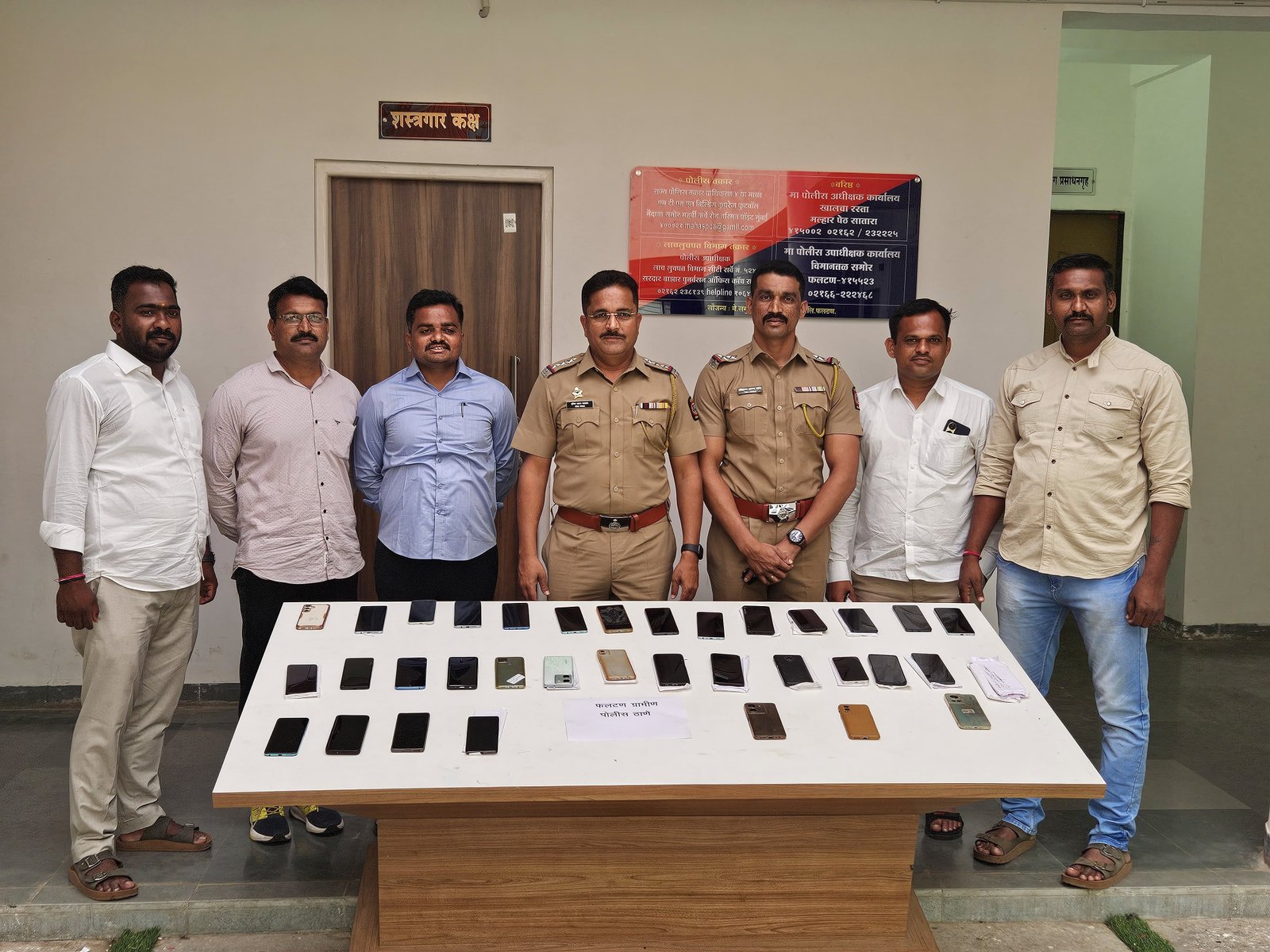 हरविलेले ७४ मोबाइल संबंधितांना परत : फलटण ग्रामीण पोलिसांची कामगिरी
