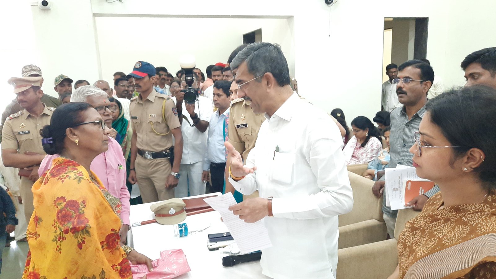 जनता दरबारात प्राप्त अर्जांवर प्रशासनाने सकारात्मक निर्णय घ्यावा व तात्काळ निपटारा करावा - पालकमंत्री शंभूराज देसाई