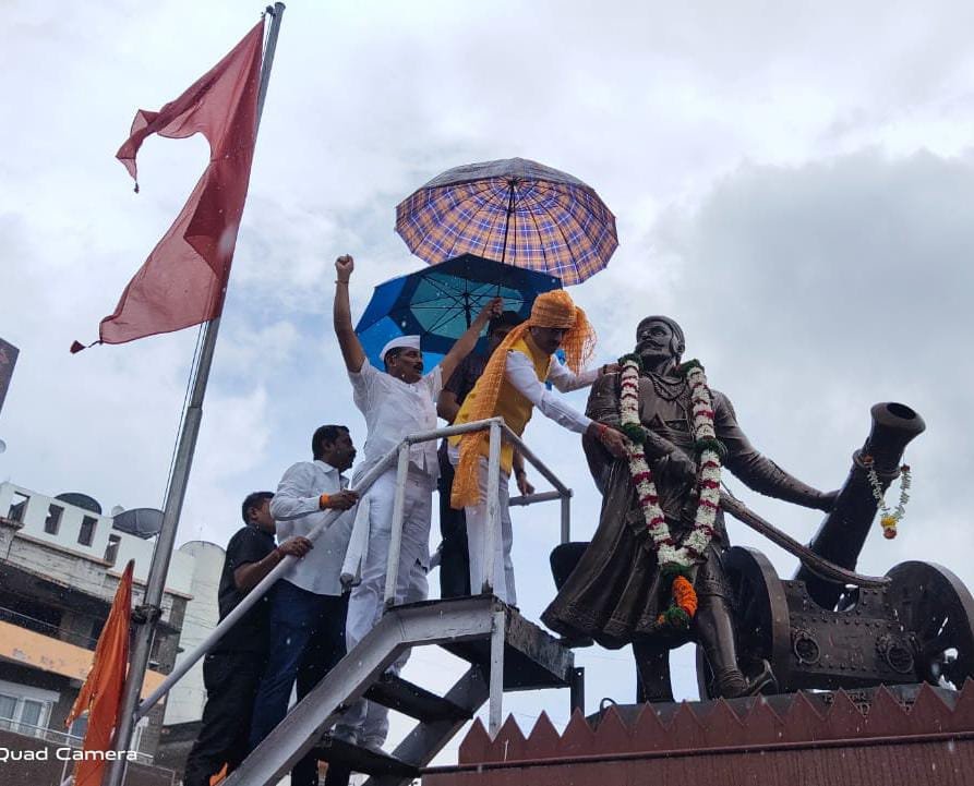 छत्रपती शिवाजी महाराज व स्व.यशवंतराव चव्हाण यांना मंत्री शंभूराज देसाई यांनी केले अभिवादन