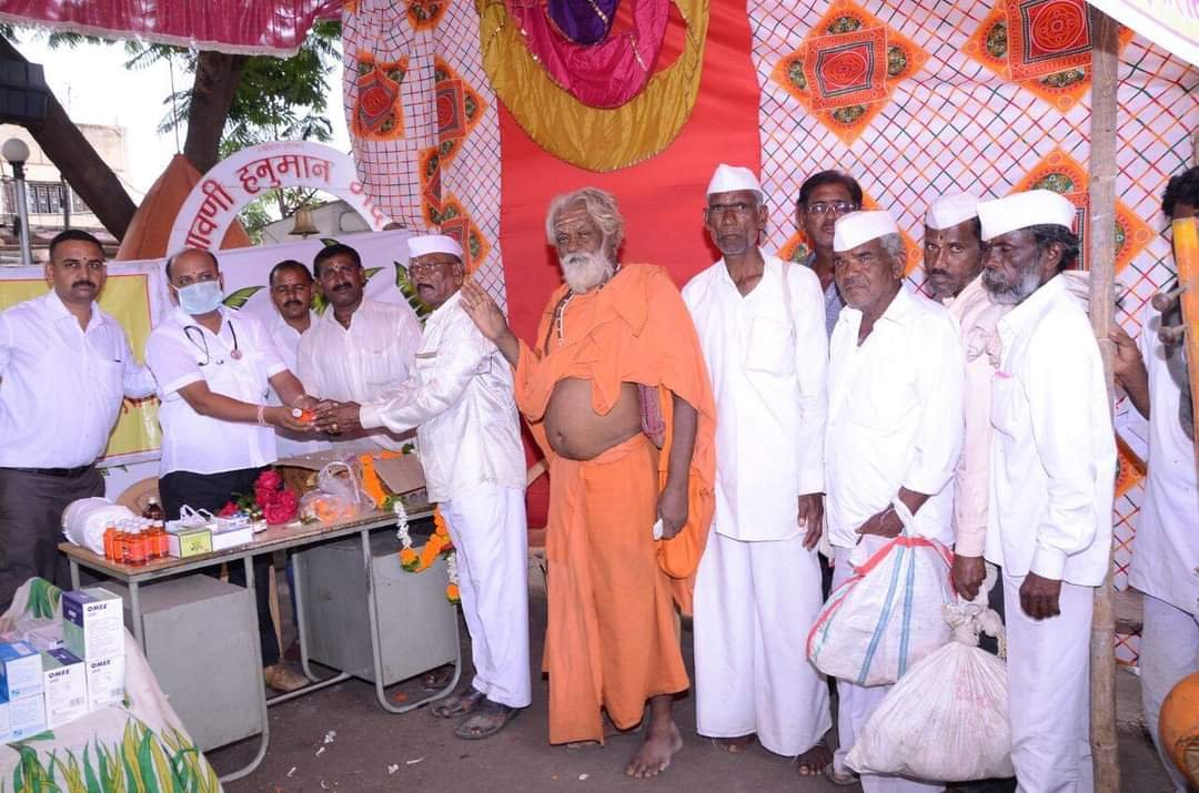 फलटण येथे पालखी सोहळ्यानिमित्त उमाजी नाईक तालीम मंडळ व फलटण केमिस्ट असोसिएशन यांच्यावतीने मोफत औषधोपचार